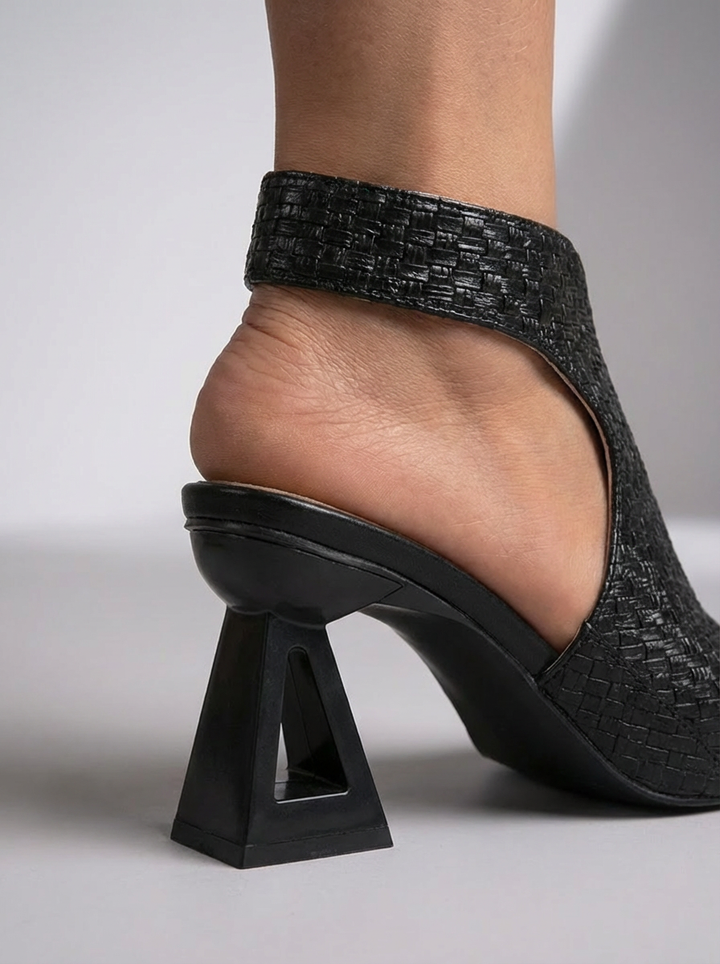 INTRECCIO | Elegant woven sandals